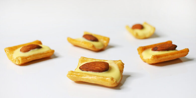 アーモンドをのせたチーズおかき（撮影写真）