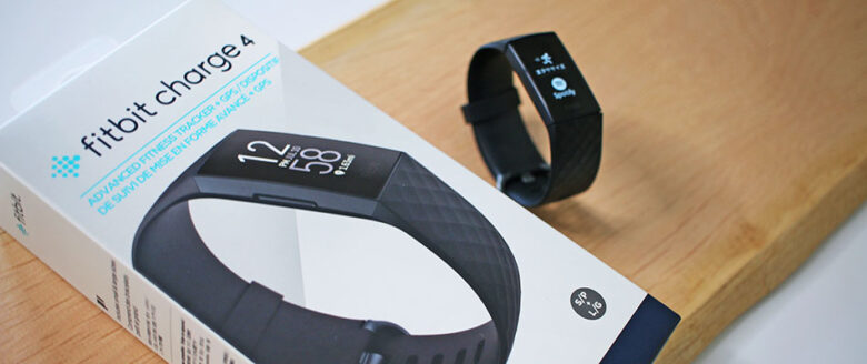 fitbit charge4のパッケージと本体(撮影写真)