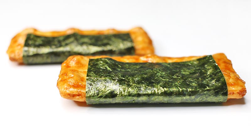 亀田製菓の海苔巻せんべい2枚(撮影写真)