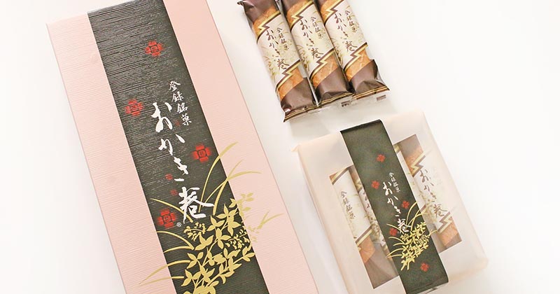 おかき巻16本入りの箱と中身の様子(撮影写真)
