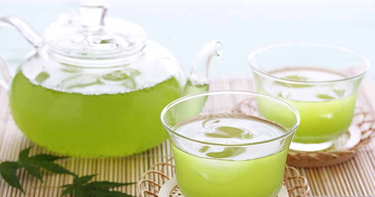 ティーポットとグラスに入った煎茶(イメージ画像)
