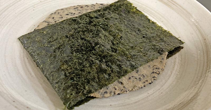 焼き海苔で巻いた胡麻入玄米せんべい:1枚(撮影写真)